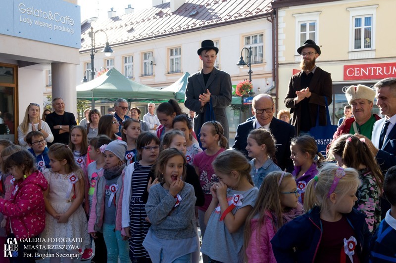 Mieszkańcy miasta zgromadzeni na uroczystości